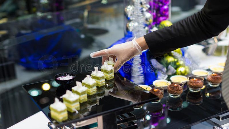 熬制高汤是自制火锅底料的关键步骤。以下是熬制高汤的步骤：