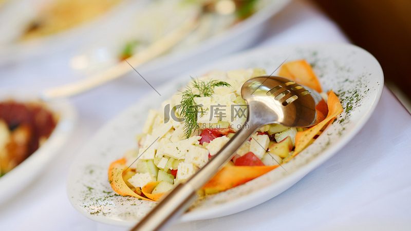 揭秘零食批发一手货源代理：条件与注意事项